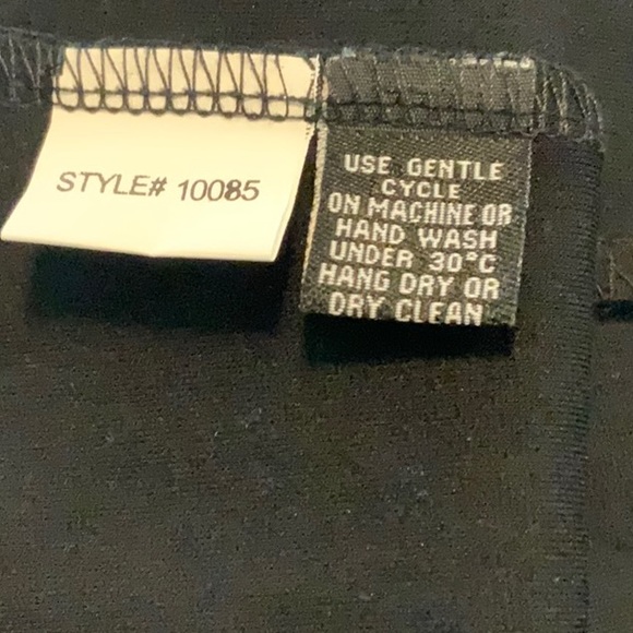 Lynn Ritchie Silver- Black L/S Knit Top- V Cut Out Neck With Silver Grommets-XS - Picture 9 of 10